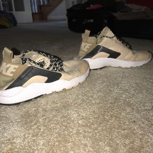 Nike Huraches (Size 7)